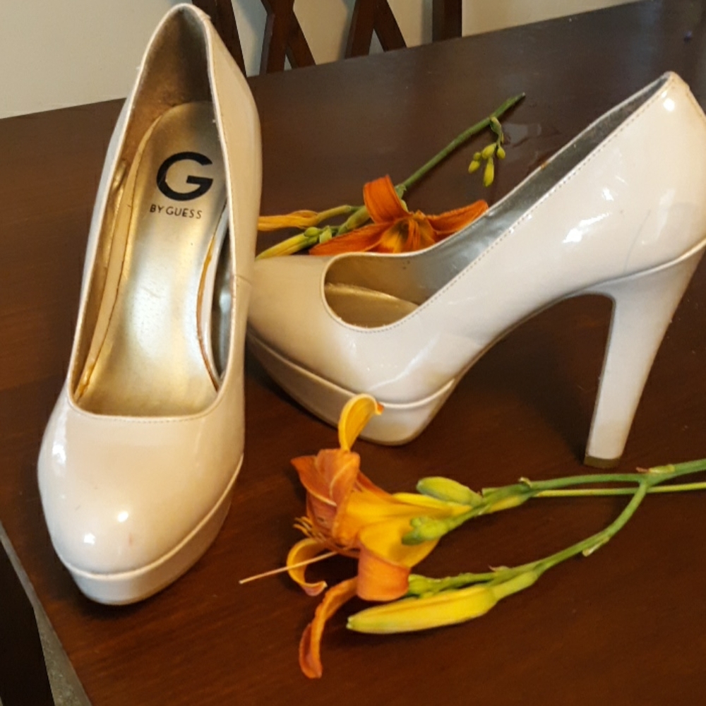 Guess Nude or Bone 4.5 inch heels SZ 9